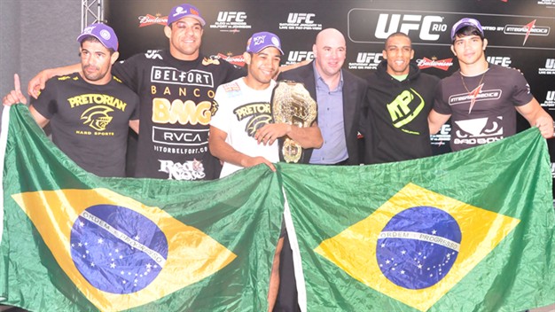 Lutadores brasileiros posam com Dana White ap&oacute;s coletiva