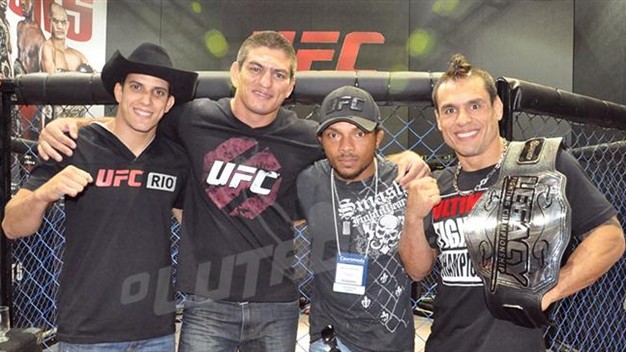 Atletas do UFC marcam presença em São Paulo na Couro Moda 2012