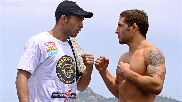 O campe&atilde;o Jos&eacute; Aldo posa ao lado de seu desafiante Chad Mendes durante treino aberto do UFC realizado nesta quarta-feira, dia 11, na Praia da Barra