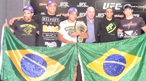 Lutadores brasileiros posam com Dana White após coletiva