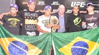 Lutadores brasileiros posam com Dana White após coletiva