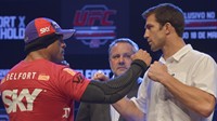 Vitor Belfort e Luke Rockhold fazem a tradicional encarada depois da coletiva de imprensa do evento UFC no Combate 2: Belfort x Rockhold
