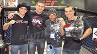 Atletas do UFC marcam presença em São Paulo na Couro Moda 2012